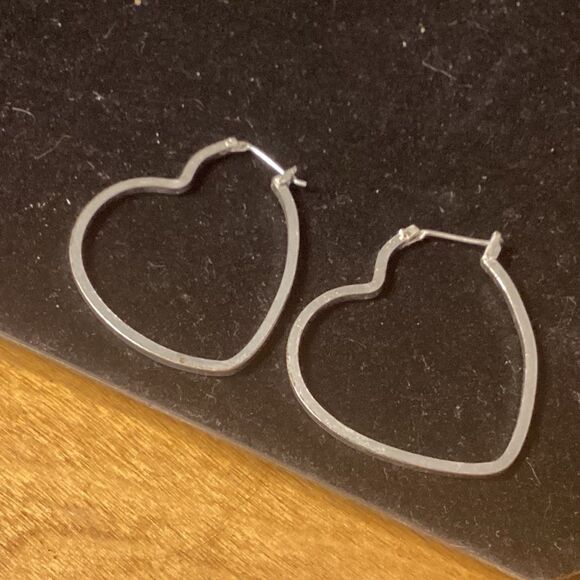 Silvertone Knife-Edge Heart Earrings - Picture 1 of 4